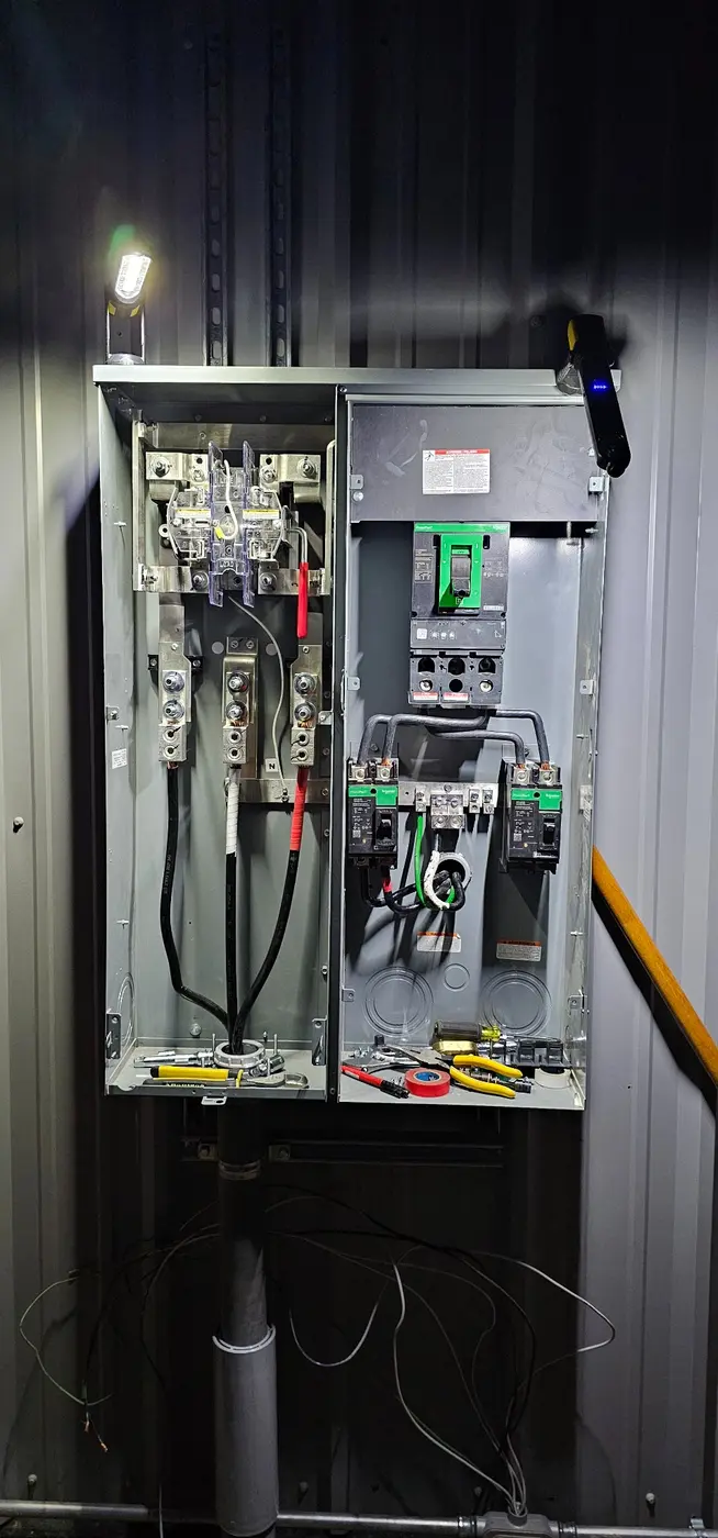 400 amp electrical service equipment during installation